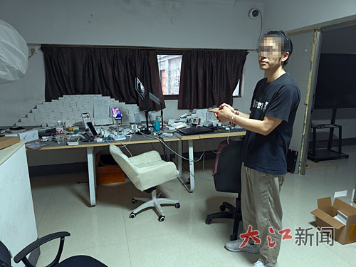 Công an đột kích 4 phòng livestream chứa hơn 20 chiếc điện thoại sáng suốt ngày đêm: phanh phui đường dây bán hàng giả trị giá 11 tỷ đồng, tịch thu 10.000 món đồ nhái - Ảnh 2.