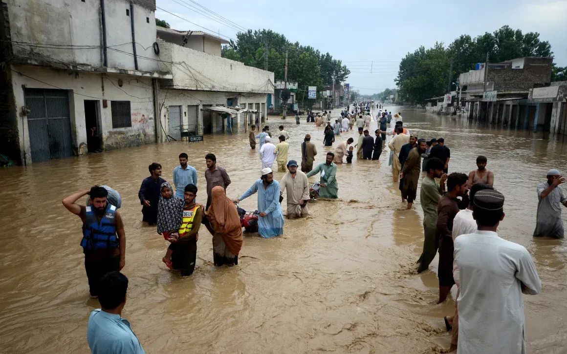 Pakistan hứng chịu lũ lụt nghiêm trọng do biến đổi khí hậu - Ảnh 1.