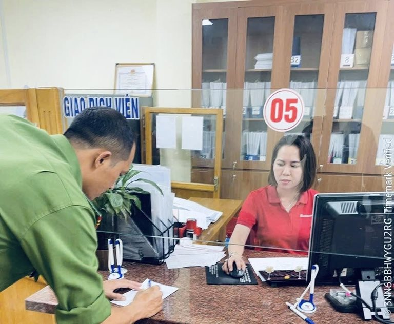 Cụ bà 76 tuổi mang 1 mẩu giấy và 100 triệu đồng tiền tiết kiệm đến ngân hàng để chuyển khoản: Nhân viên Agribank lập tức liên hệ công an đến làm việc - Ảnh 1.