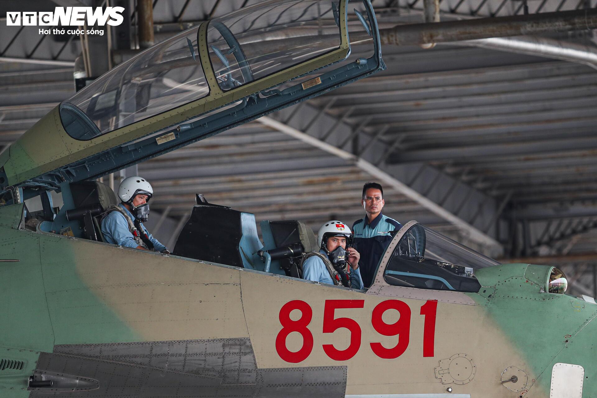 Màn trình diễn máy bay chiến đấu su - 30 MK2 , Yak - 130 và l - 39 NG chào mừng Lễ kỷ niệm 80 năm - Ảnh 3.