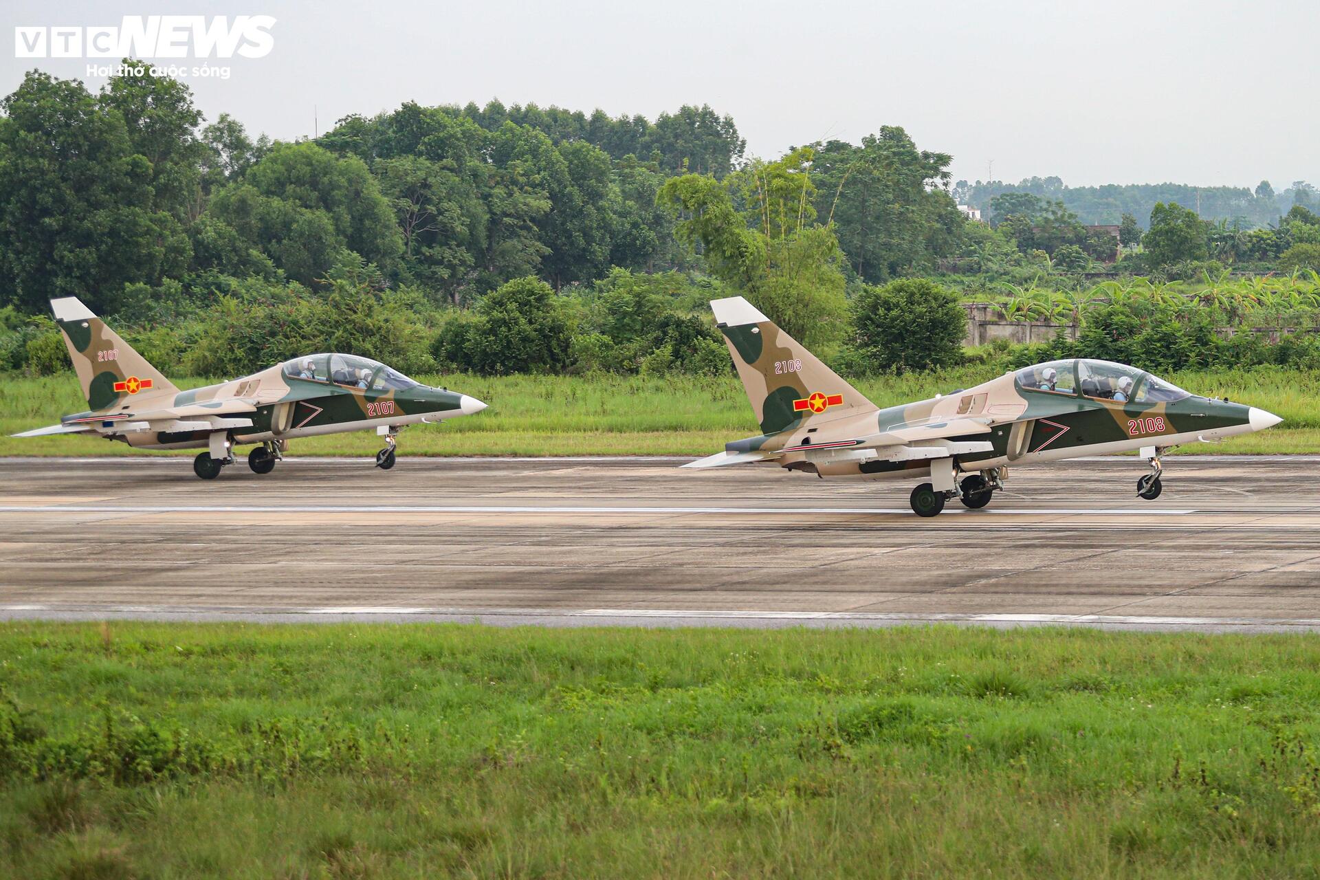 Màn trình diễn máy bay chiến đấu su - 30 MK2 , Yak - 130 và l - 39 NG chào mừng Lễ kỷ niệm 80 năm - Ảnh 6.