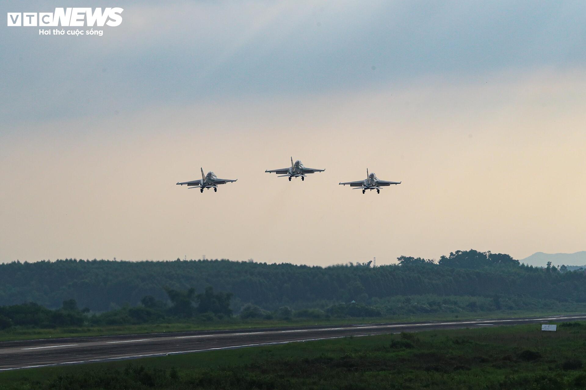 Màn trình diễn máy bay chiến đấu su - 30 MK2 , Yak - 130 và l - 39 NG chào mừng Lễ kỷ niệm 80 năm - Ảnh 7.