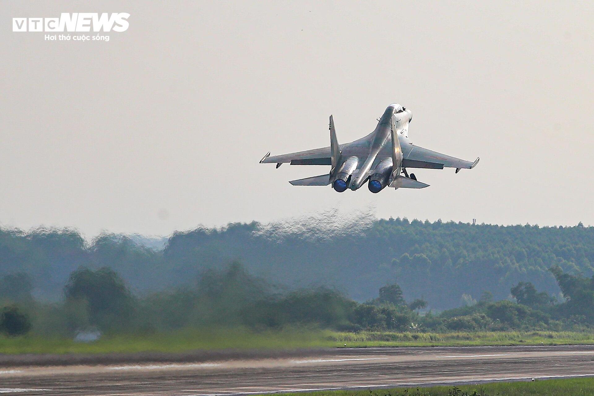 Màn trình diễn máy bay chiến đấu su - 30 MK2 , Yak - 130 và l - 39 NG chào mừng Lễ kỷ niệm 80 năm - Ảnh 12.