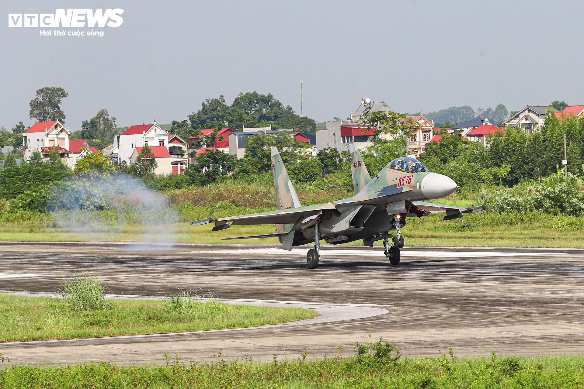 Màn trình diễn máy bay chiến đấu su - 30 MK2 , Yak - 130 và l - 39 NG chào mừng Lễ kỷ niệm 80 năm - Ảnh 22.
