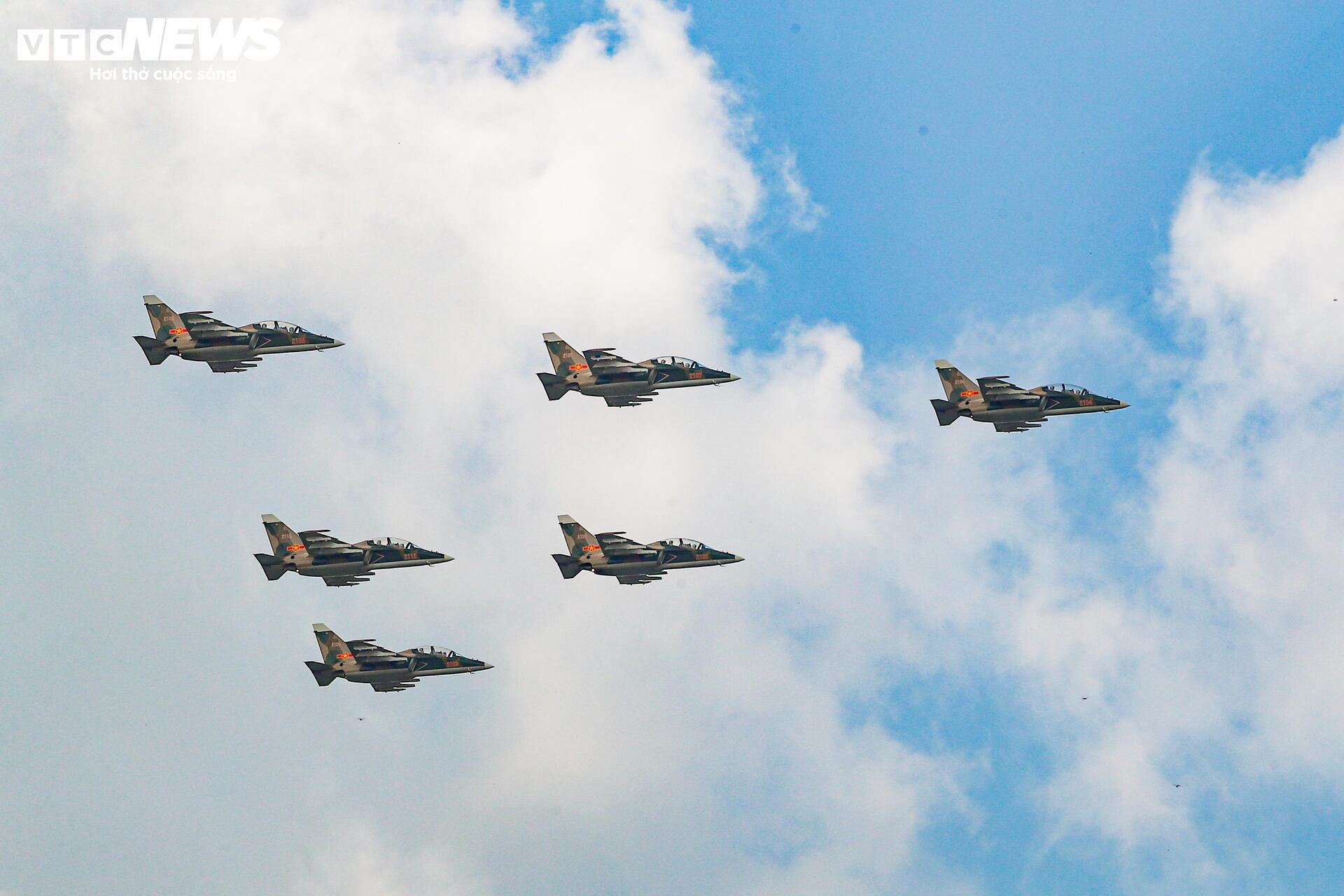 Màn trình diễn máy bay chiến đấu su - 30 MK2 , Yak - 130 và l - 39 NG chào mừng Lễ kỷ niệm 80 năm - Ảnh 13.