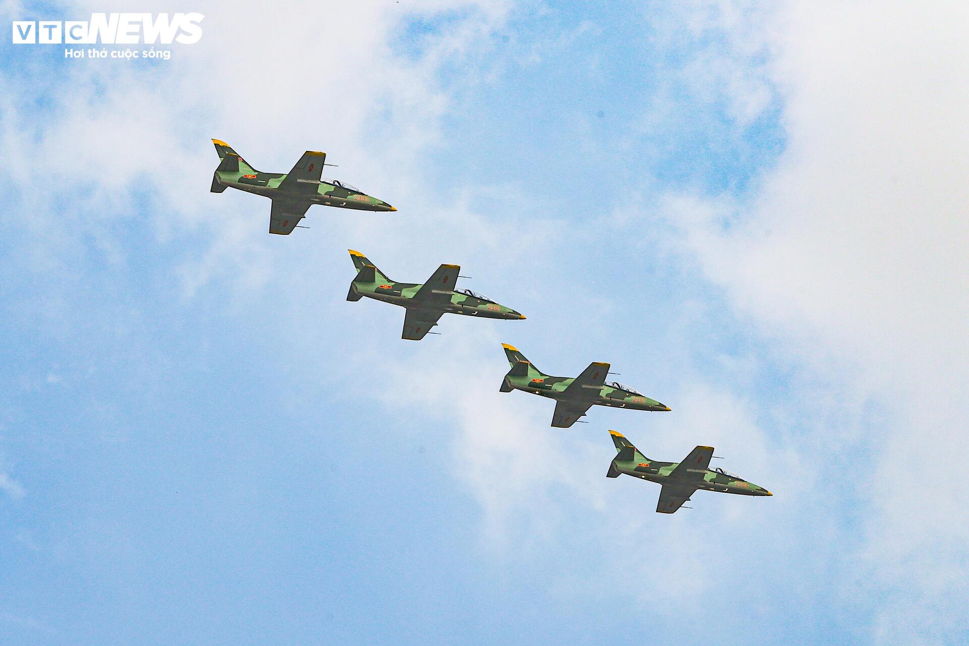 Màn trình diễn máy bay chiến đấu su - 30 MK2 , Yak - 130 và l - 39 NG chào mừng Lễ kỷ niệm 80 năm - Ảnh 17.