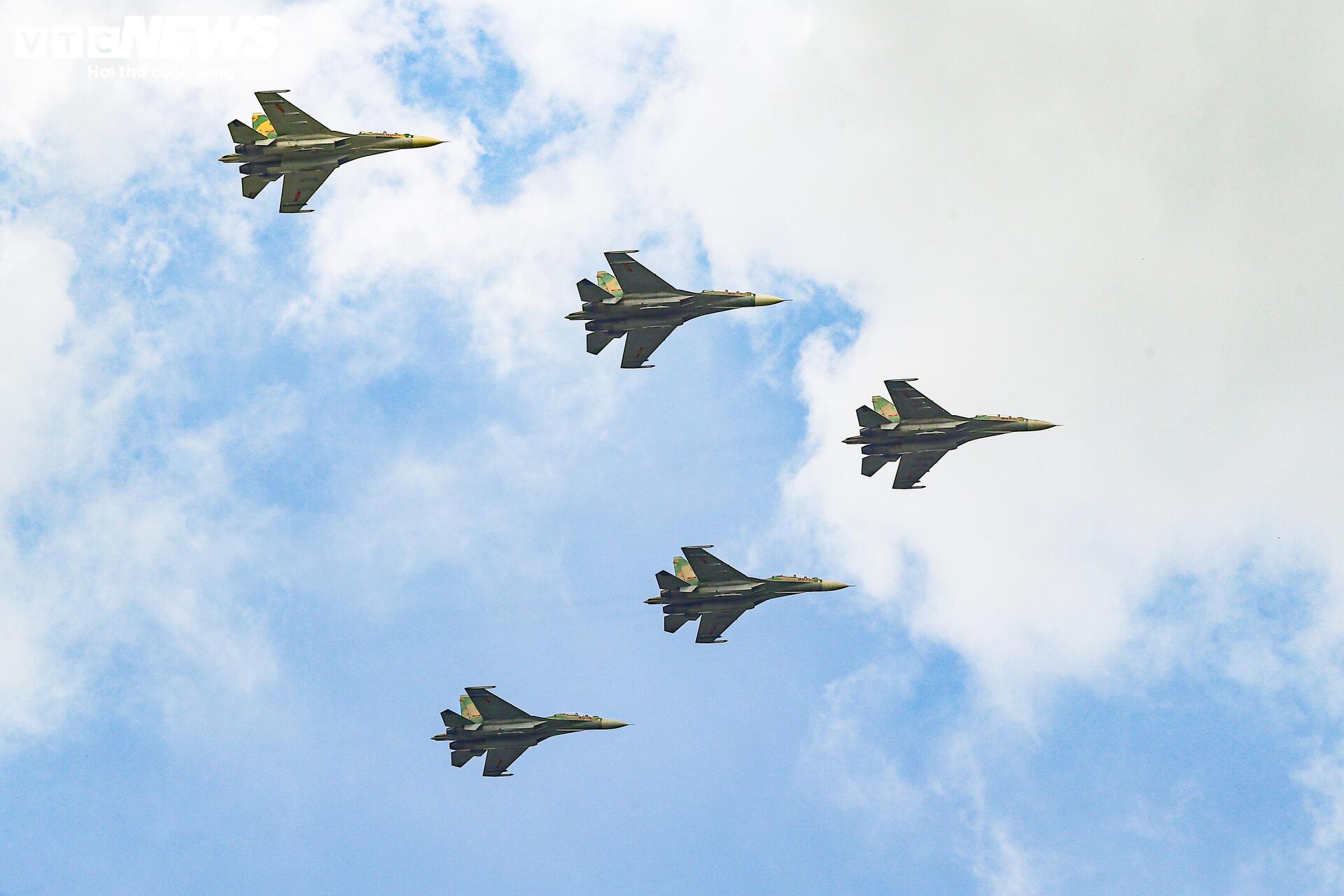 Màn trình diễn máy bay chiến đấu su - 30 MK2 , Yak - 130 và l - 39 NG chào mừng Lễ kỷ niệm 80 năm - Ảnh 14.