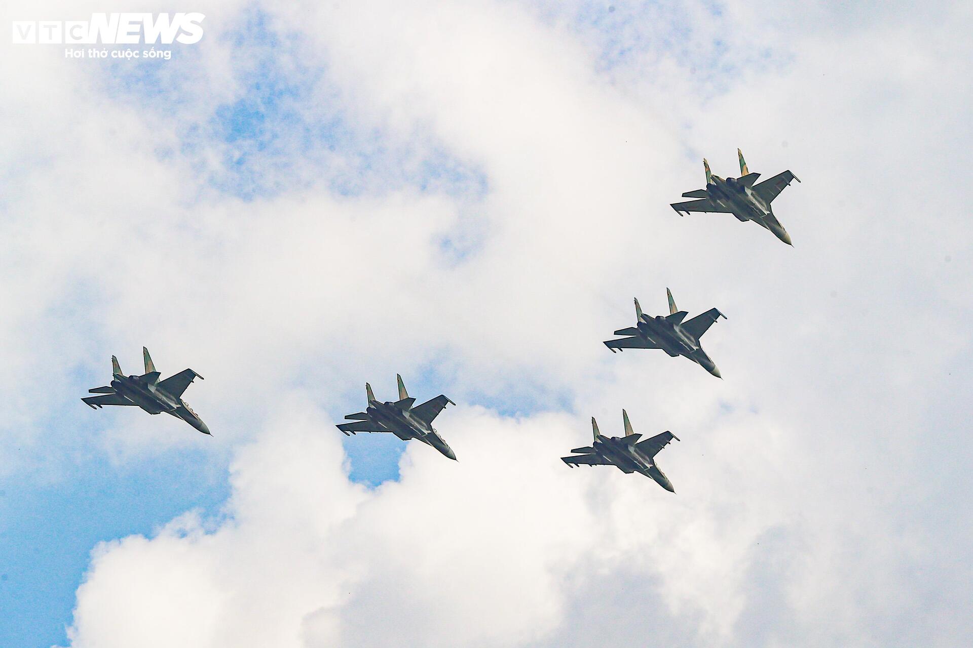 Màn trình diễn máy bay chiến đấu su - 30 MK2 , Yak - 130 và l - 39 NG chào mừng Lễ kỷ niệm 80 năm - Ảnh 15.