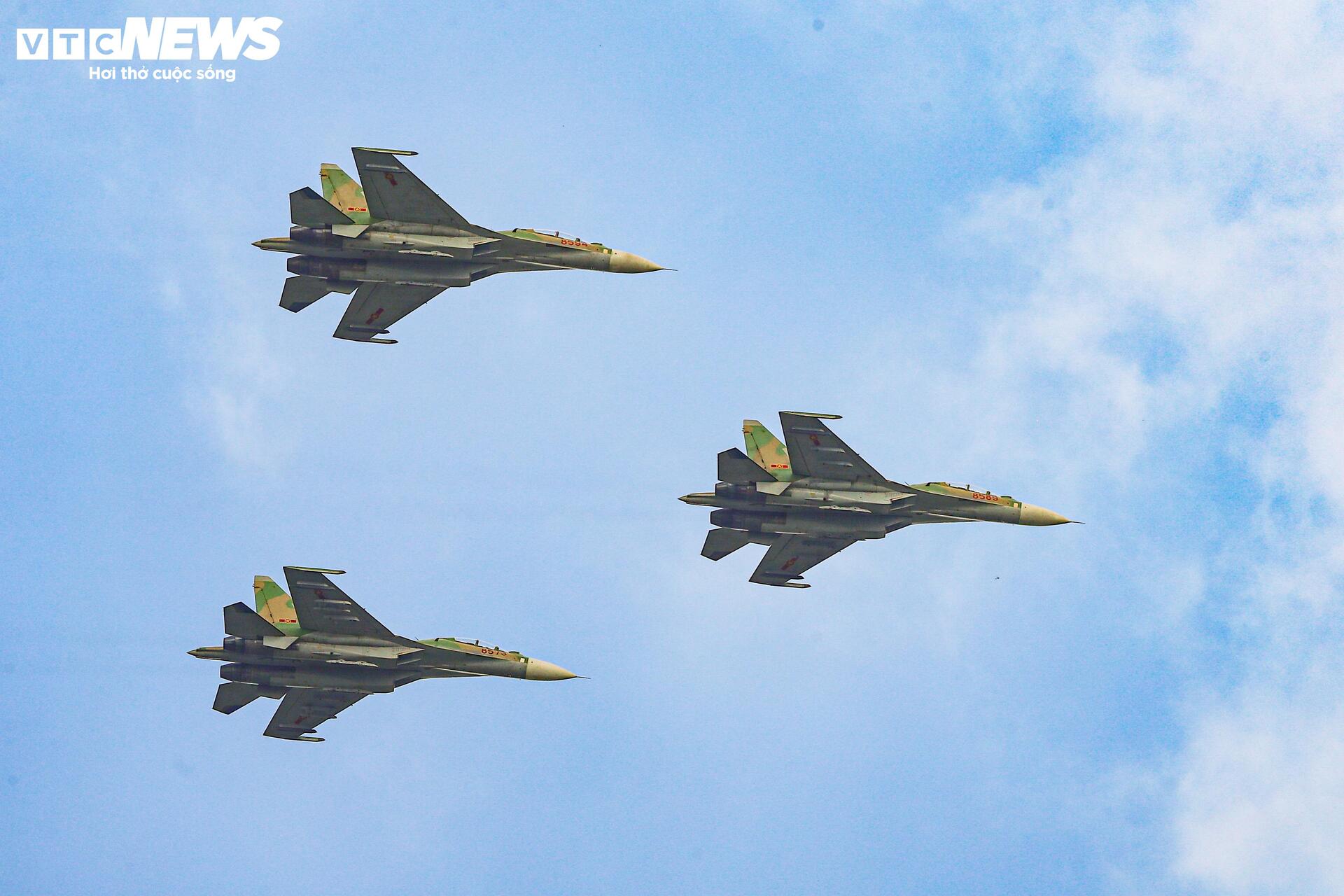 Màn trình diễn máy bay chiến đấu su - 30 MK2 , Yak - 130 và l - 39 NG chào mừng Lễ kỷ niệm 80 năm - Ảnh 16.