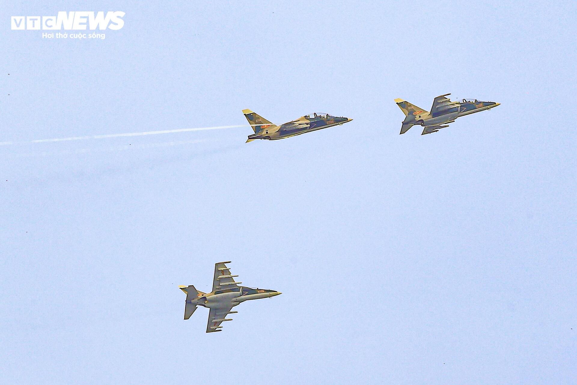 Màn trình diễn máy bay chiến đấu su - 30 MK2 , Yak - 130 và l - 39 NG chào mừng Lễ kỷ niệm 80 năm - Ảnh 19.