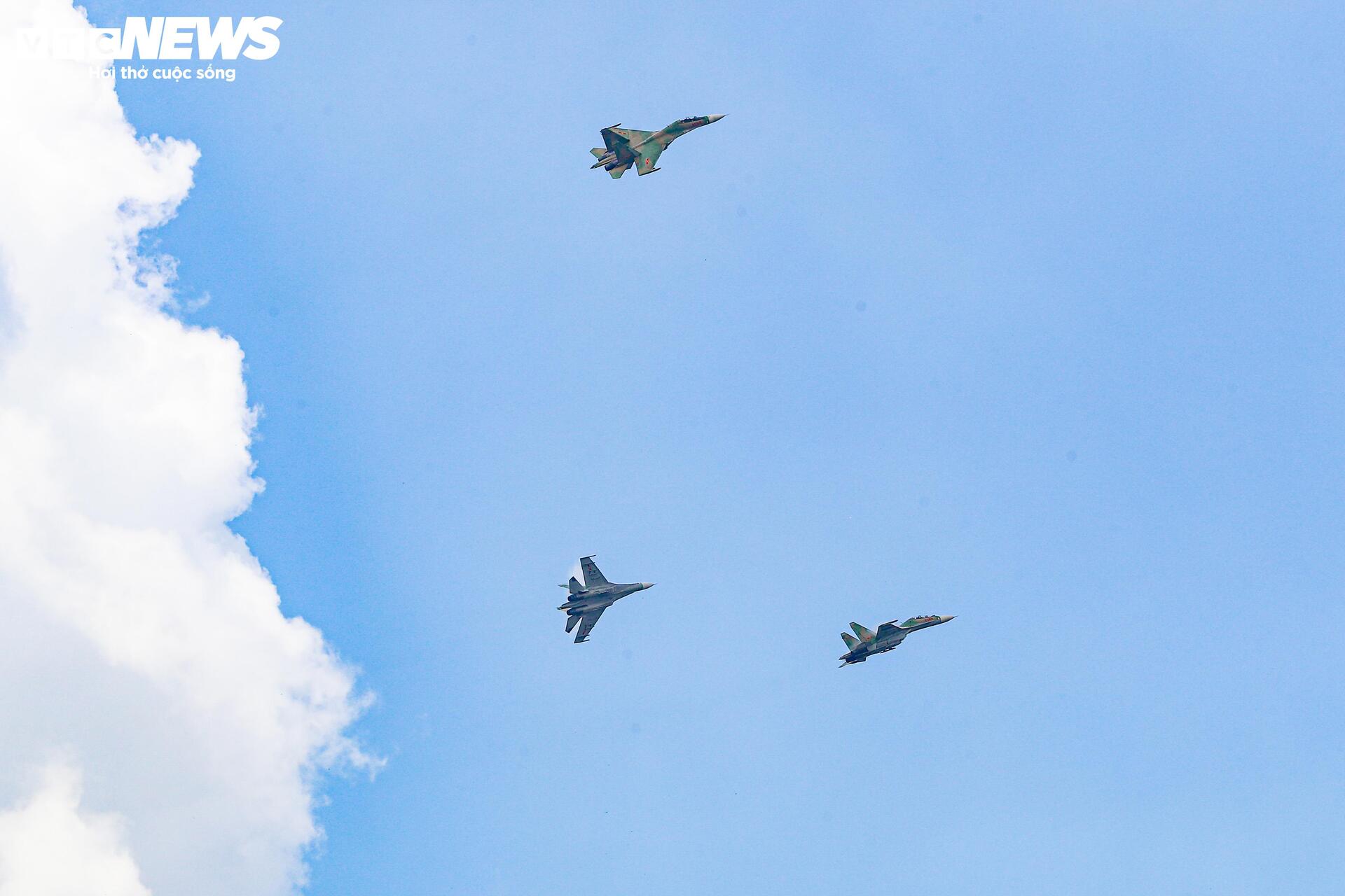 Màn trình diễn máy bay chiến đấu su - 30 MK2 , Yak - 130 và l - 39 NG chào mừng Lễ kỷ niệm 80 năm - Ảnh 18.