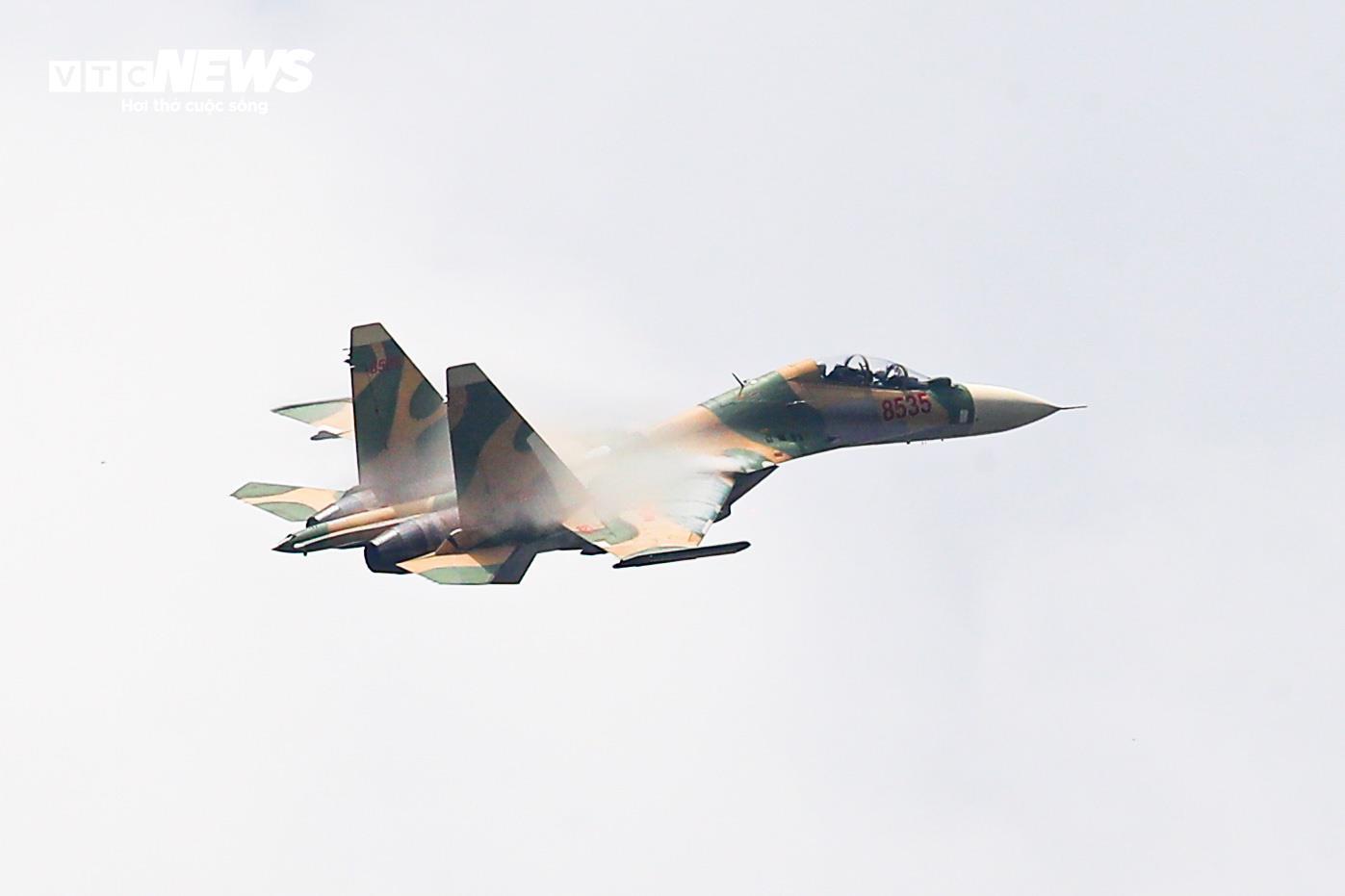 Màn trình diễn máy bay chiến đấu su - 30 MK2 , Yak - 130 và l - 39 NG chào mừng Lễ kỷ niệm 80 năm - Ảnh 20.