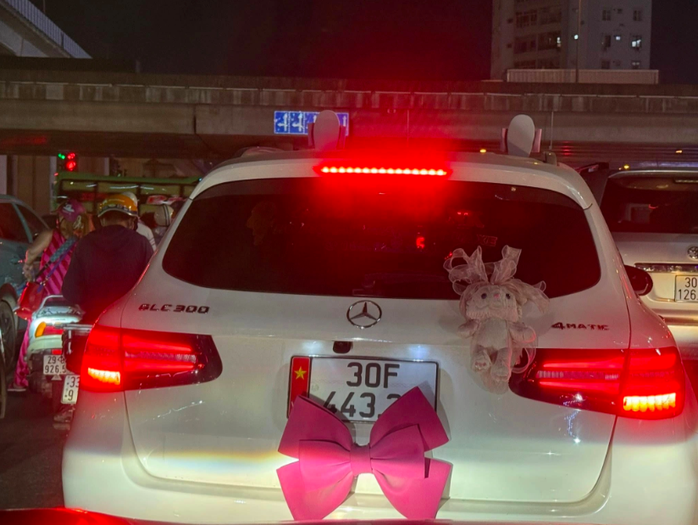 CSGT x&aacute;c minh chủ &ocirc; t&ocirc; Mercedes gắn nơ hồng che biển số- Ảnh 1.