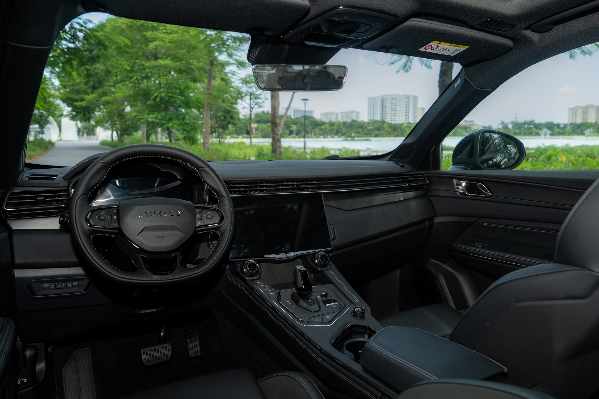 Chi tiết Lynk & Co 01 bản 'base' vừa ra mắt: Giá rẻ hơn 80 triệu đồng, bỏ một số tính năng nhưng vẫn còn ADAS - Ảnh 3.