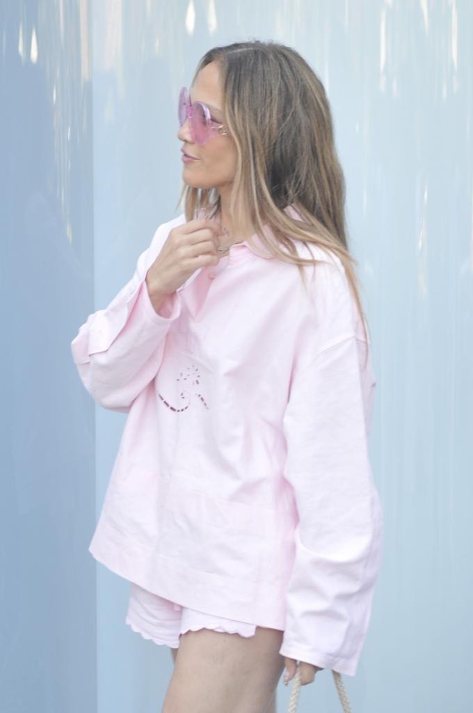 Sốc trước cảnh Jennifer Lopez bị 1 cửa hàng đuổi cổ, nhưng phản ứng sau đó mới gọi là “đỉnh của đỉnh”!- Ảnh 1. Sốc trước cảnh Jennifer Lopez bị 1 cửa hàng đuổi cổ, nhưng phản ứng sau đó mới gọi là “đỉnh của đỉnh”!- Ảnh 1.