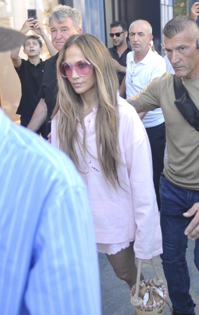 Sốc trước cảnh Jennifer Lopez bị 1 cửa hàng đuổi cổ, nhưng phản ứng sau đó mới gọi là “đỉnh của đỉnh”!- Ảnh 2. Sốc trước cảnh Jennifer Lopez bị 1 cửa hàng đuổi cổ, nhưng phản ứng sau đó mới gọi là “đỉnh của đỉnh”!- Ảnh 2.