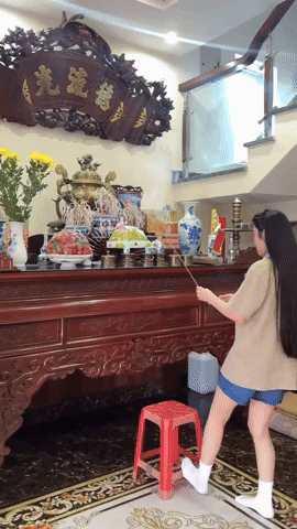 Bùng nổ tranh cãi về trang phục của Chu Thanh Huyền - vợ Quang Hải khi thắp hương tổ tiên- Ảnh 1.