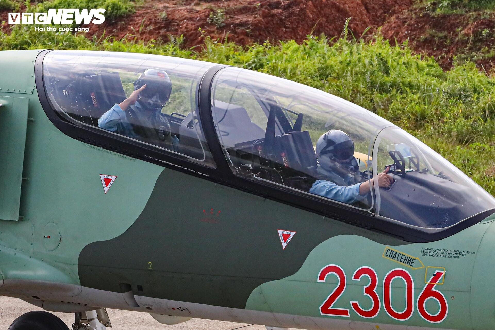 Màn trình diễn máy bay chiến đấu su - 30 MK2 , Yak - 130 và l - 39 NG chào mừng Lễ kỷ niệm 80 năm - Ảnh 23.