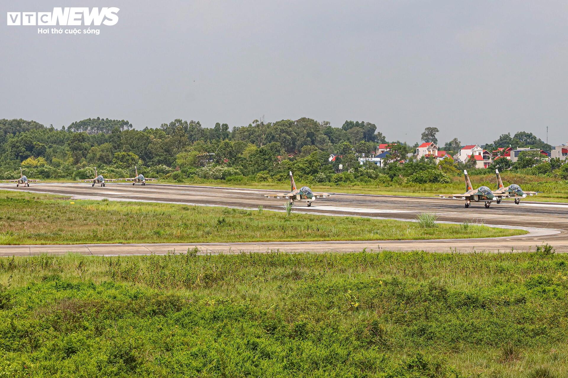 Màn trình diễn máy bay chiến đấu su - 30 MK2 , Yak - 130 và l - 39 NG chào mừng Lễ kỷ niệm 80 năm - Ảnh 5.