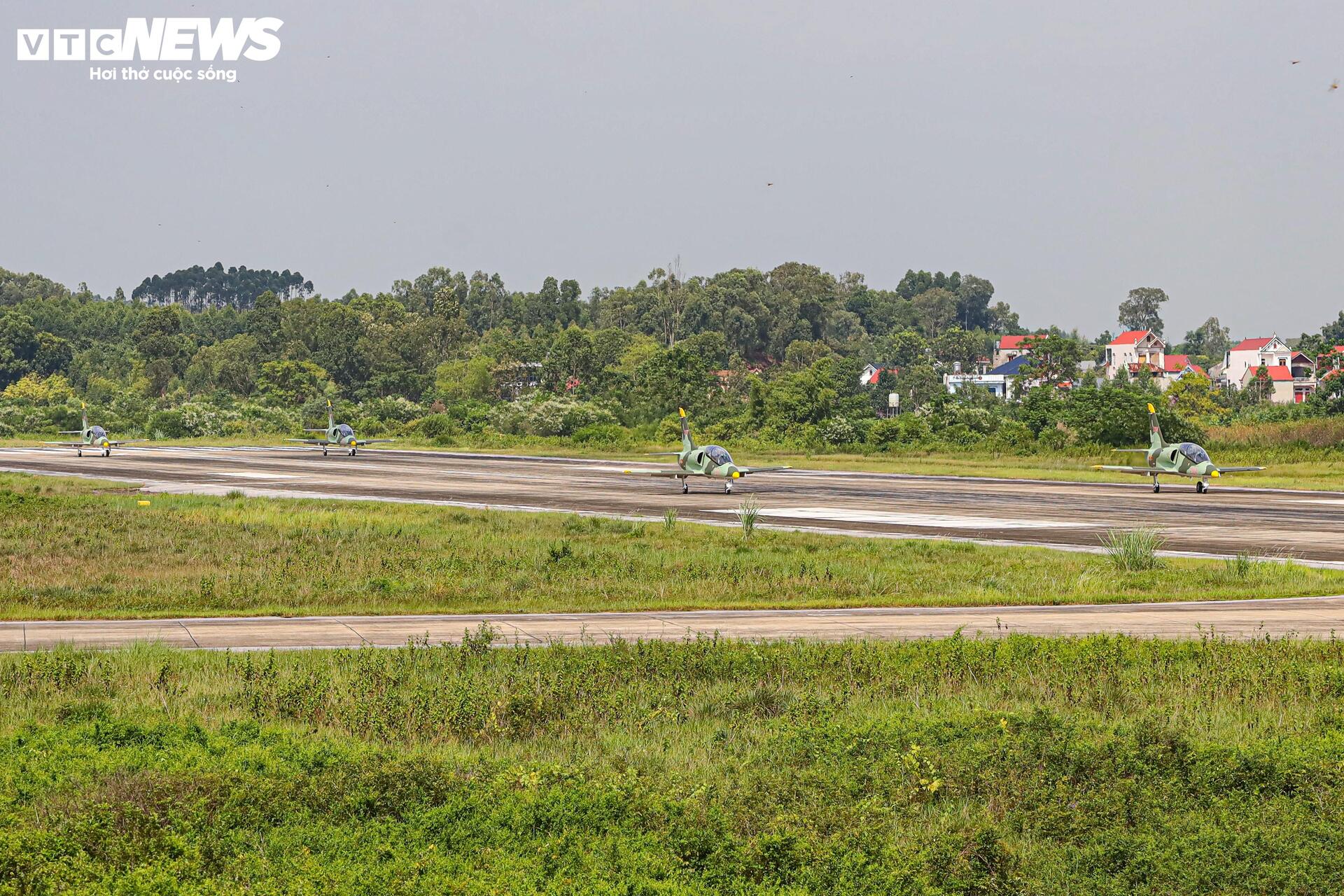 Màn trình diễn máy bay chiến đấu su - 30 MK2 , Yak - 130 và l - 39 NG chào mừng Lễ kỷ niệm 80 năm - Ảnh 8.
