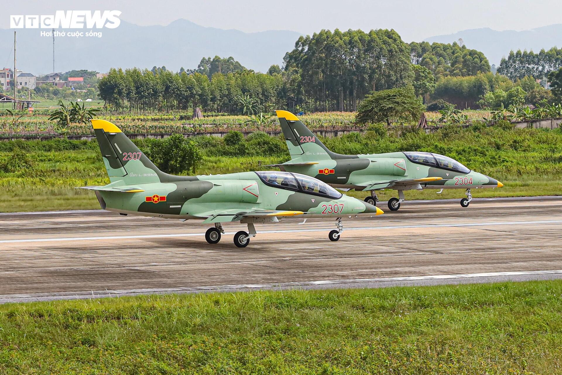 Màn trình diễn máy bay chiến đấu su - 30 MK2 , Yak - 130 và l - 39 NG chào mừng Lễ kỷ niệm 80 năm - Ảnh 9.