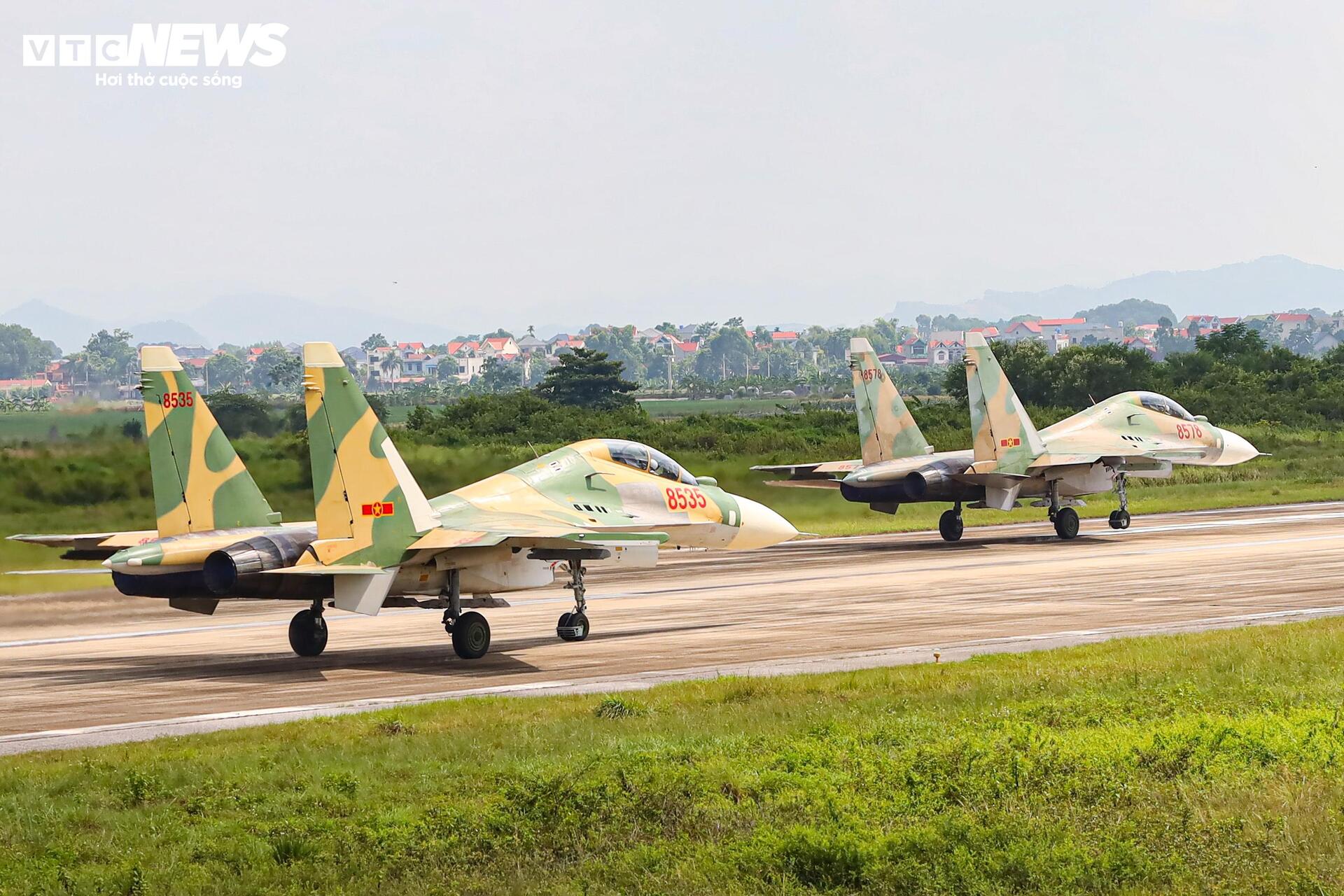 Màn trình diễn máy bay chiến đấu su - 30 MK2 , Yak - 130 và l - 39 NG chào mừng Lễ kỷ niệm 80 năm - Ảnh 10.