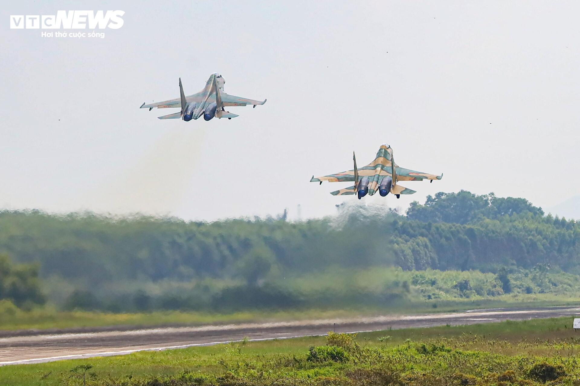 Màn trình diễn máy bay chiến đấu su - 30 MK2 , Yak - 130 và l - 39 NG chào mừng Lễ kỷ niệm 80 năm - Ảnh 11.