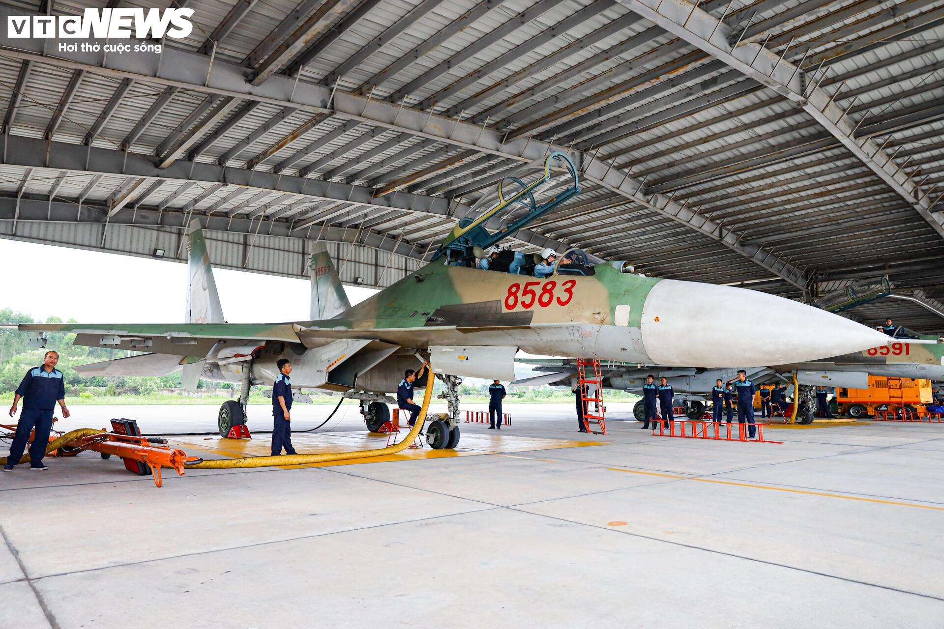 Màn trình diễn máy bay chiến đấu su - 30 MK2 , Yak - 130 và l - 39 NG chào mừng Lễ kỷ niệm 80 năm - Ảnh 2.