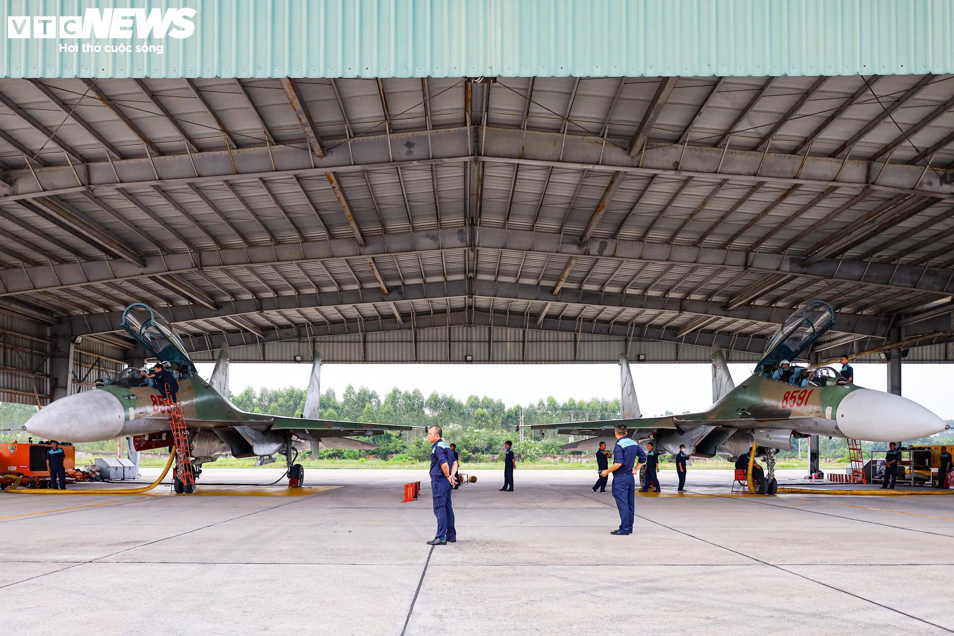 Màn trình diễn máy bay chiến đấu su - 30 MK2 , Yak - 130 và l - 39 NG chào mừng Lễ kỷ niệm 80 năm - Ảnh 1.