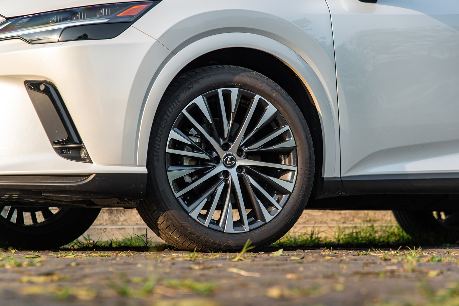 Chênh 31 triệu đồng, chọn VW Touareg 'full' hay Lexus RX 'base': Bảng so sánh dưới đây chỉ ra mọi khác biệt giữa hai xe- Ảnh 9. Chênh 31 triệu đồng, chọn VW Touareg 'full' hay Lexus RX 'base': Bảng so sánh dưới đây chỉ ra mọi khác biệt giữa hai xe- Ảnh 9.