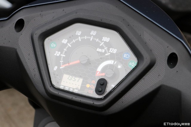 Xe tay ga 125cc hybrid "xăng điện" đầu tiên ra mắt: "Ăn xăng" chỉ 1,5 lít/100km, giá từ 46 triệu đồng - Ảnh 6. Xe tay ga 125cc hybrid "xăng điện" đầu tiên ra mắt: "Ăn xăng" chỉ 1,5 lít/100km, giá từ 46 triệu đồng - Ảnh 6.
