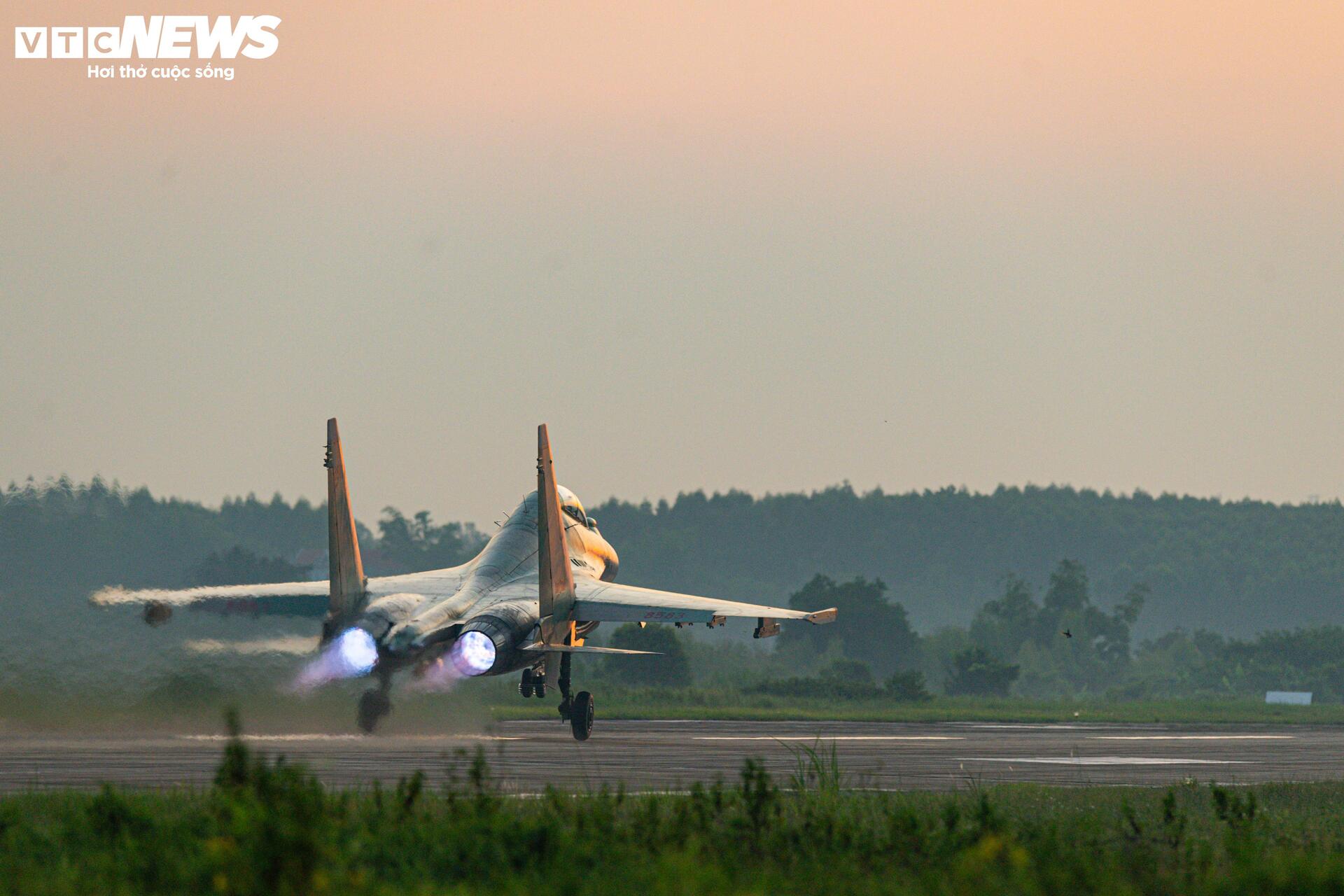 Màn trình diễn máy bay chiến đấu su - 30 MK2 , Yak - 130 và l - 39 NG chào mừng Lễ kỷ niệm 80 năm - Ảnh 4.