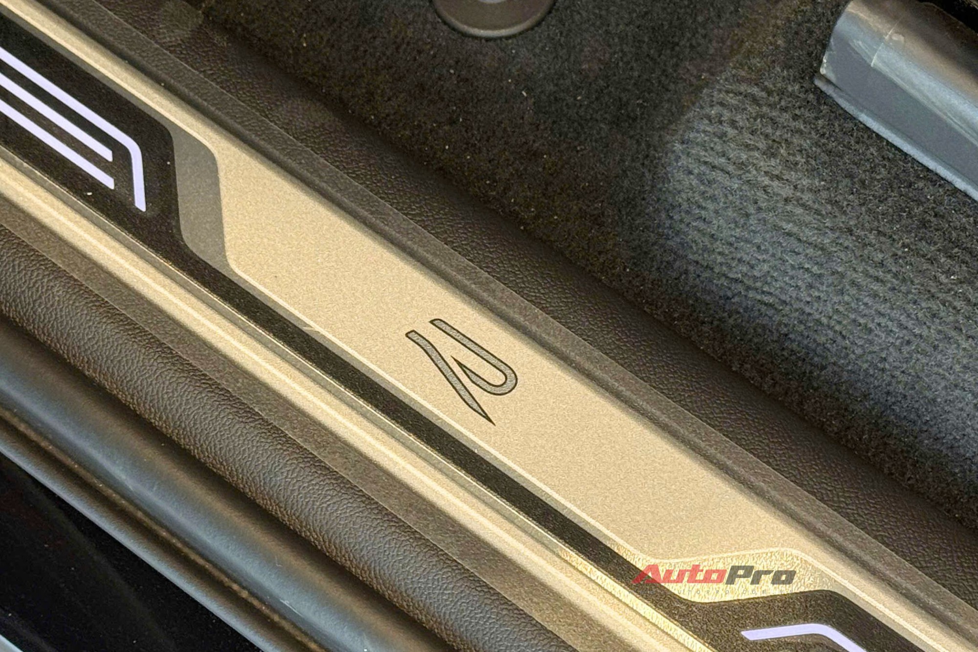 VW Touareg thêm 2 bản mới, đã về đại lý: Giá tới gần 3,4 tỷ đồng nhưng vẫn rẻ hơn Audi Q7 cả trăm triệu đồng, chưa có ADAS - Ảnh 11.