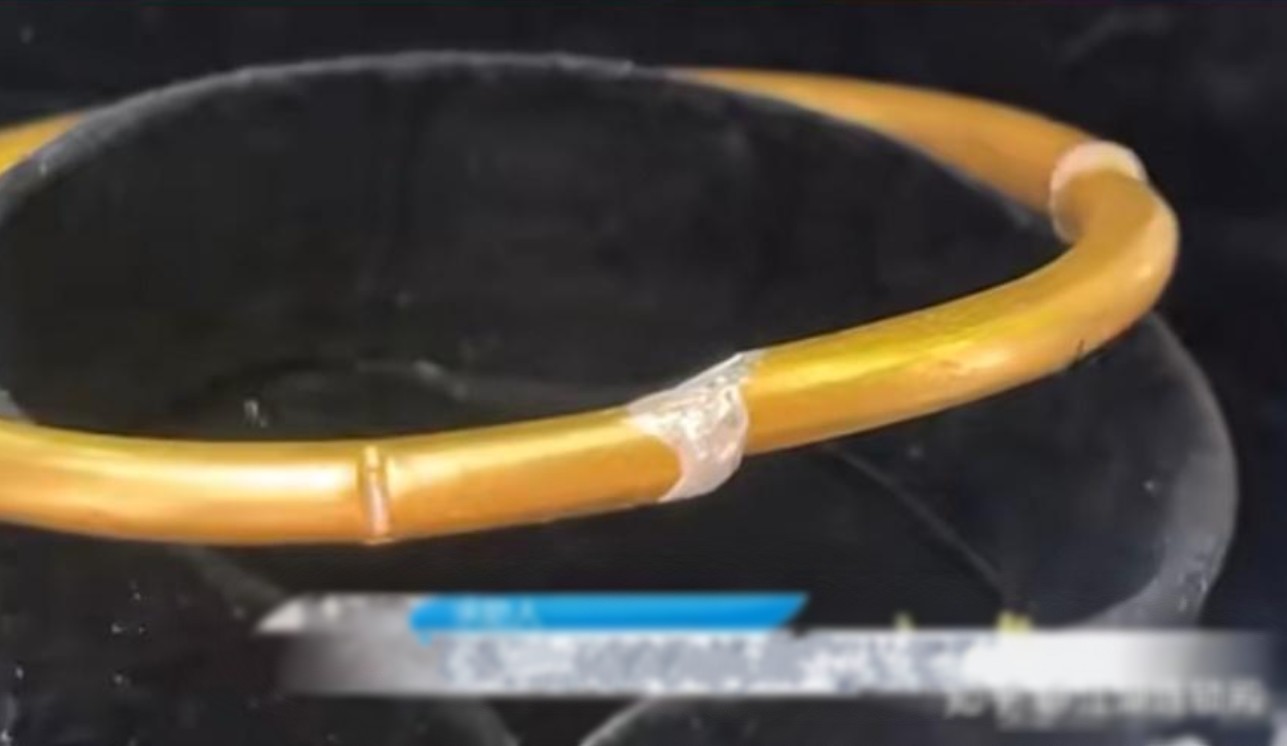 Người phụ nữ mua vòng vàng 45 triệu đồng phát hiện lõi bạc , tiệm vàng chối bỏ sự thật - Ảnh 1.