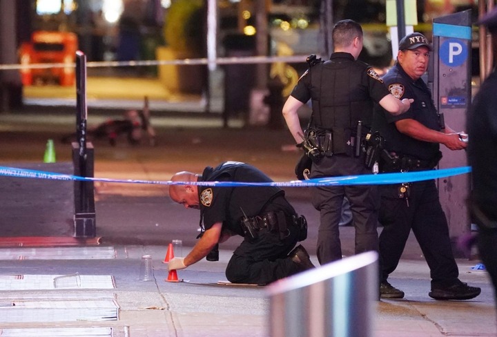 Thiếu niên 17 tuổi xả súng tại quảng trường Thời Đại , New York gây chấn động - Ảnh 2.