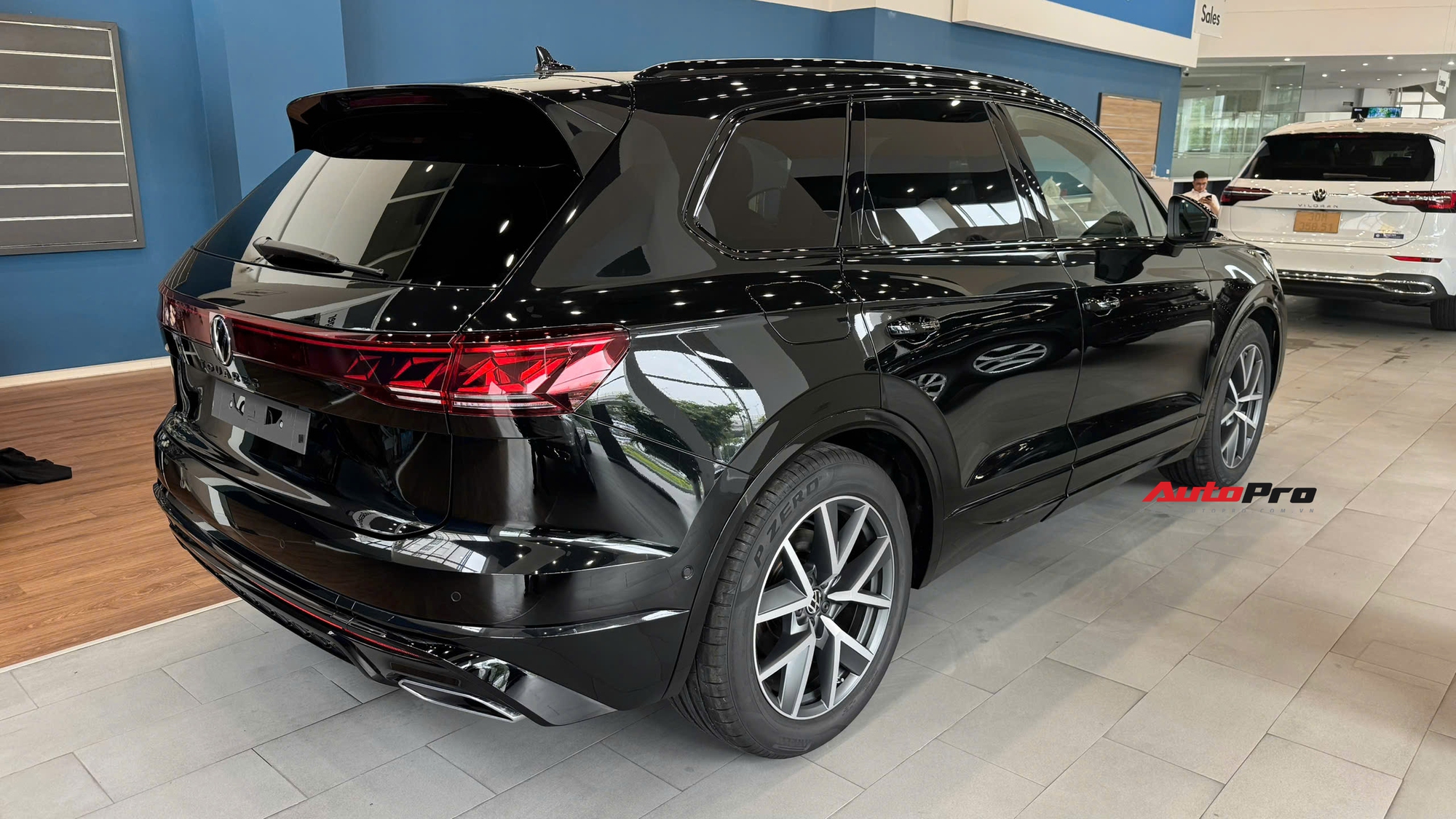 Chênh 31 triệu đồng, chọn VW Touareg 'full' hay Lexus RX 'base': Bảng so sánh dưới đây chỉ ra mọi khác biệt giữa hai xe- Ảnh 4. Chênh 31 triệu đồng, chọn VW Touareg 'full' hay Lexus RX 'base': Bảng so sánh dưới đây chỉ ra mọi khác biệt giữa hai xe- Ảnh 4.