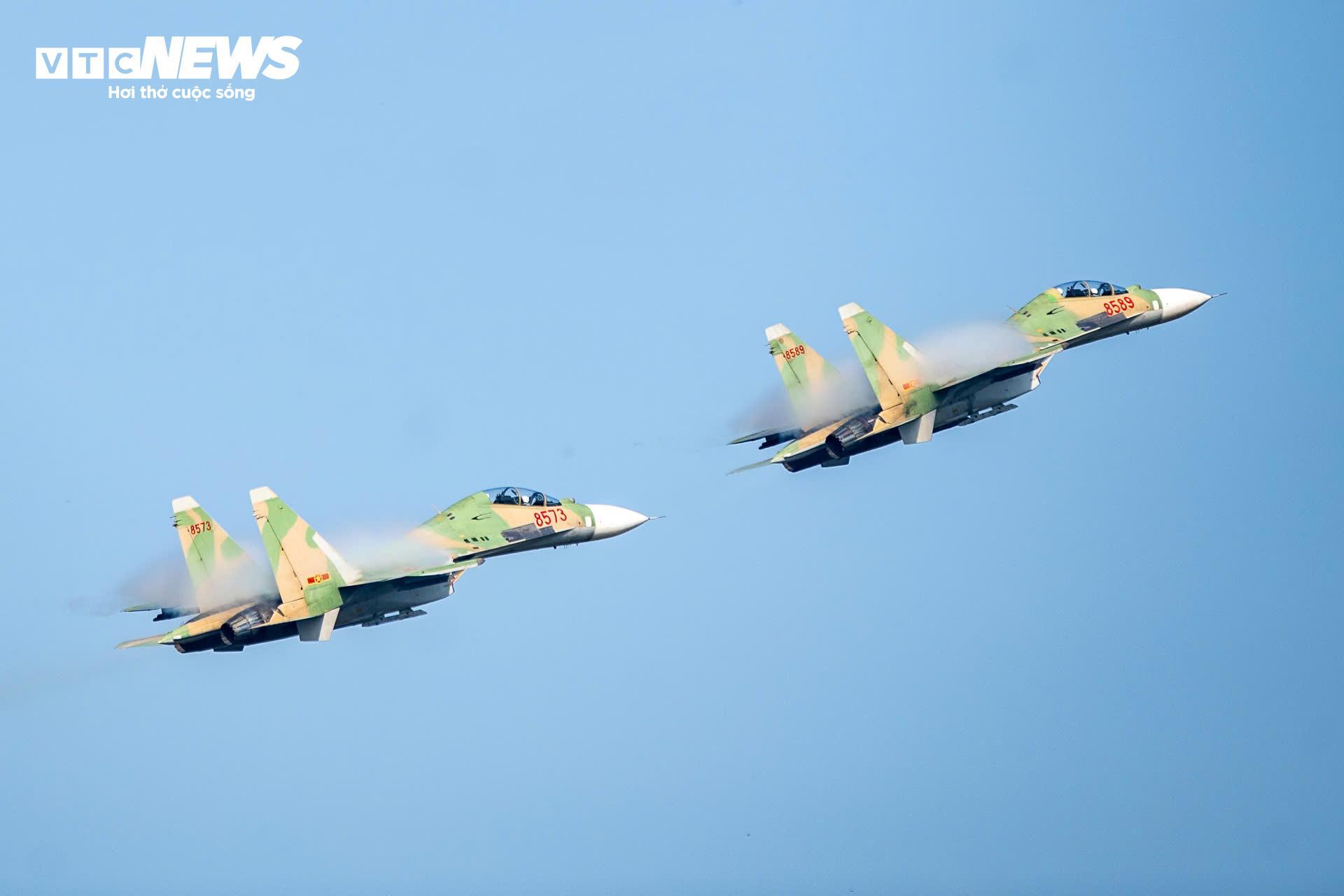 Màn trình diễn máy bay chiến đấu su - 30 MK2 , Yak - 130 và l - 39 NG chào mừng Lễ kỷ niệm 80 năm - Ảnh 21.