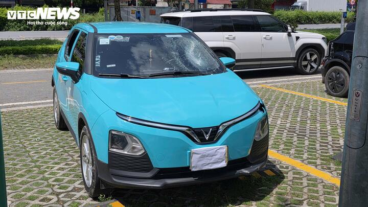 Tài xế taxi Bắc Ninh lao thẳng vào người đi đường , 6 người bị triệu tập - Ảnh 2. Tài xế taxi Bắc Ninh lao thẳng vào người đi đường , 6 người bị triệu tập - Ảnh 2.