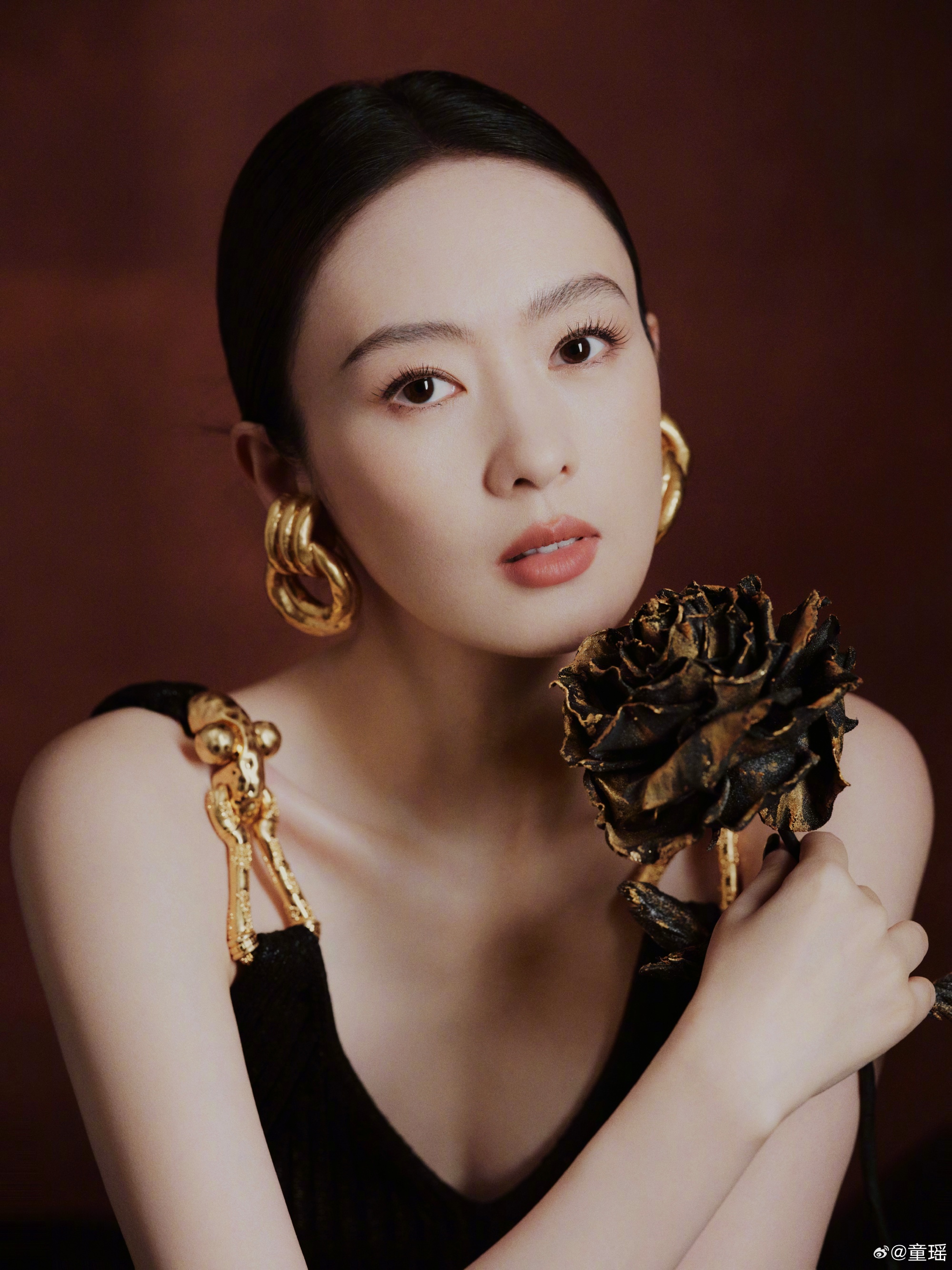 Tóm gọn "ác nữ showbiz" thân mật đi bar với trai lạ, nghi đã bí mật bỏ chồng đại gia hơn 17 tuổi - Ảnh 9. Tóm gọn "ác nữ showbiz" thân mật đi bar với trai lạ, nghi đã bí mật bỏ chồng đại gia hơn 17 tuổi - Ảnh 9.