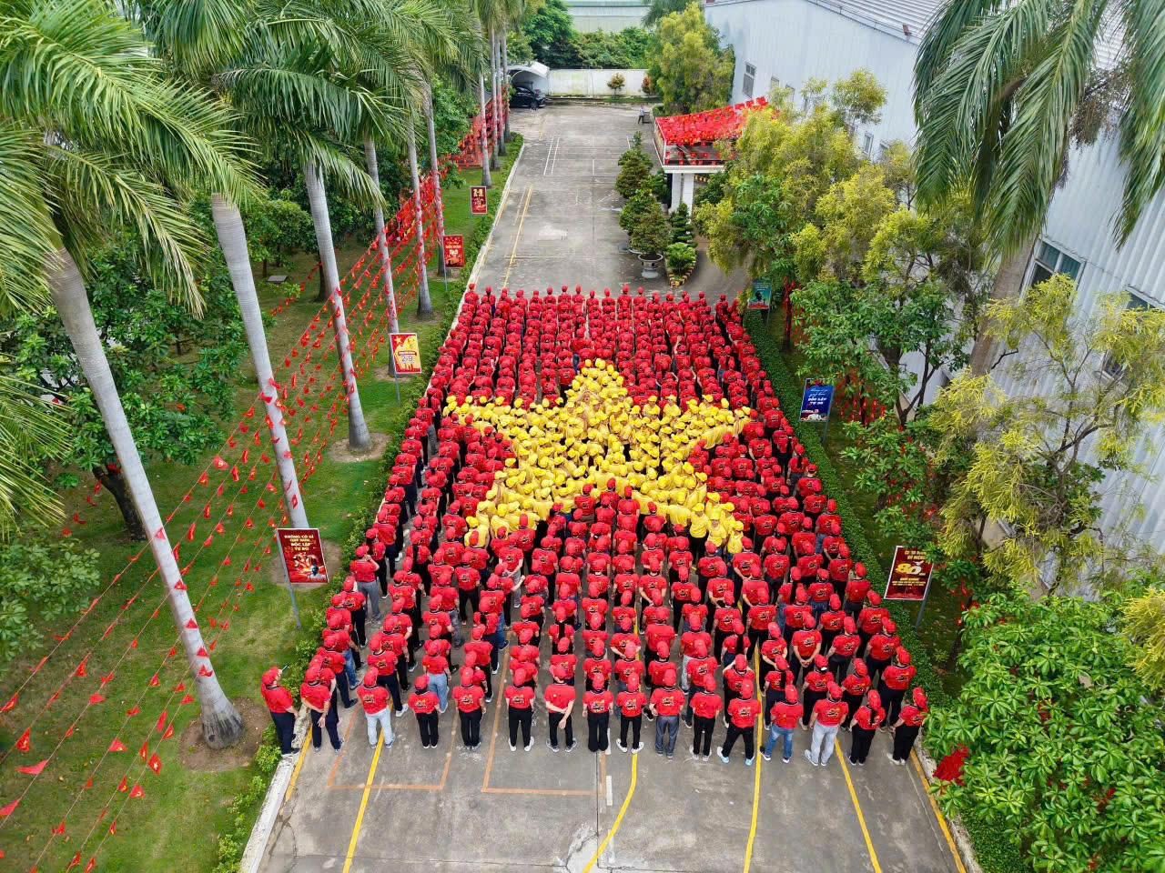 Một công ty ở TP HCM "chơi lớn" khi đưa 36 đoàn viên ra Hà Nội xem diễu binh A80 - Ảnh 2.