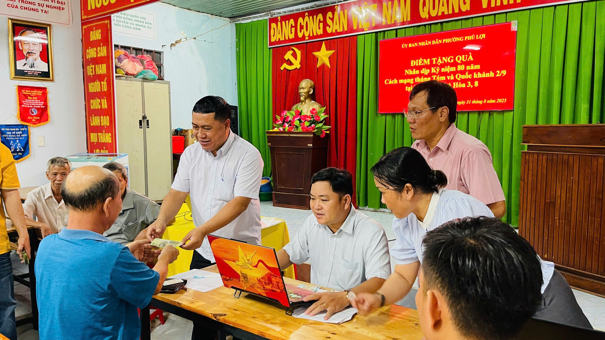 Hơn 100 hộ d&acirc;n ở một phường tại TP HCM đi nhận tiền Quốc kh&aacute;nh trong đ&ecirc;m- Ảnh 2.