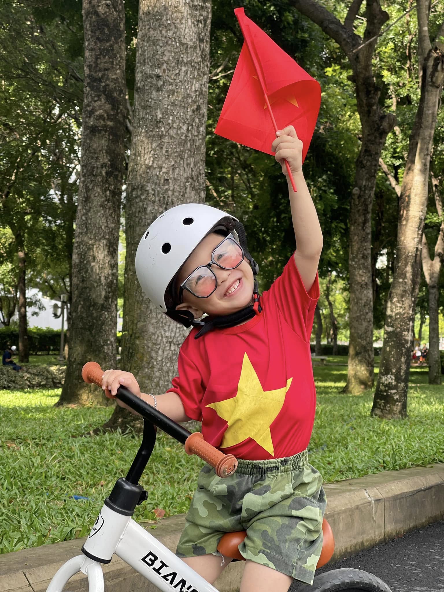 Bố mẹ đưa b&eacute; con 4 tuổi vượt hơn 1.600km từ Nam ra Bắc trước thềm đại lễ: 