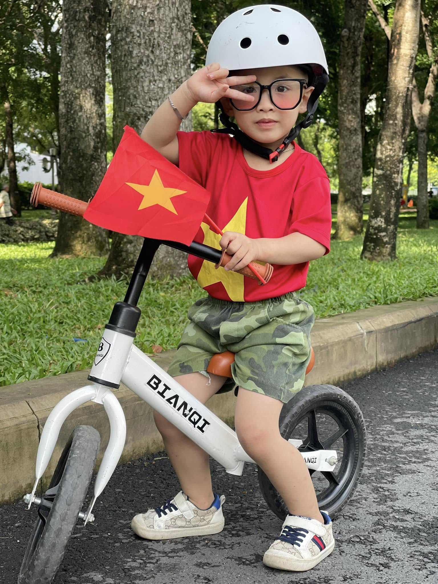 Bố mẹ đưa b&eacute; con 4 tuổi vượt hơn 1.600km từ Nam ra Bắc trước thềm đại lễ: 