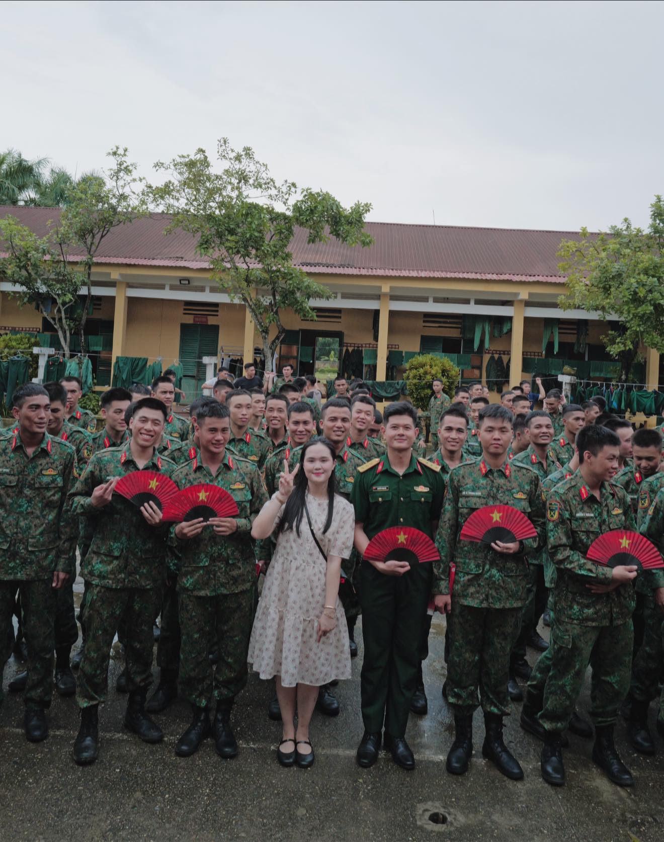 Quỳnh Anh - vợ Duy Mạnh lên đồ tiểu thư chụp ảnh với chiến sĩ A80, thế này làm gì còn bị chê mặc xấu- Ảnh 1. Quỳnh Anh - vợ Duy Mạnh lên đồ tiểu thư chụp ảnh với chiến sĩ A80, thế này làm gì còn bị chê mặc xấu- Ảnh 1.