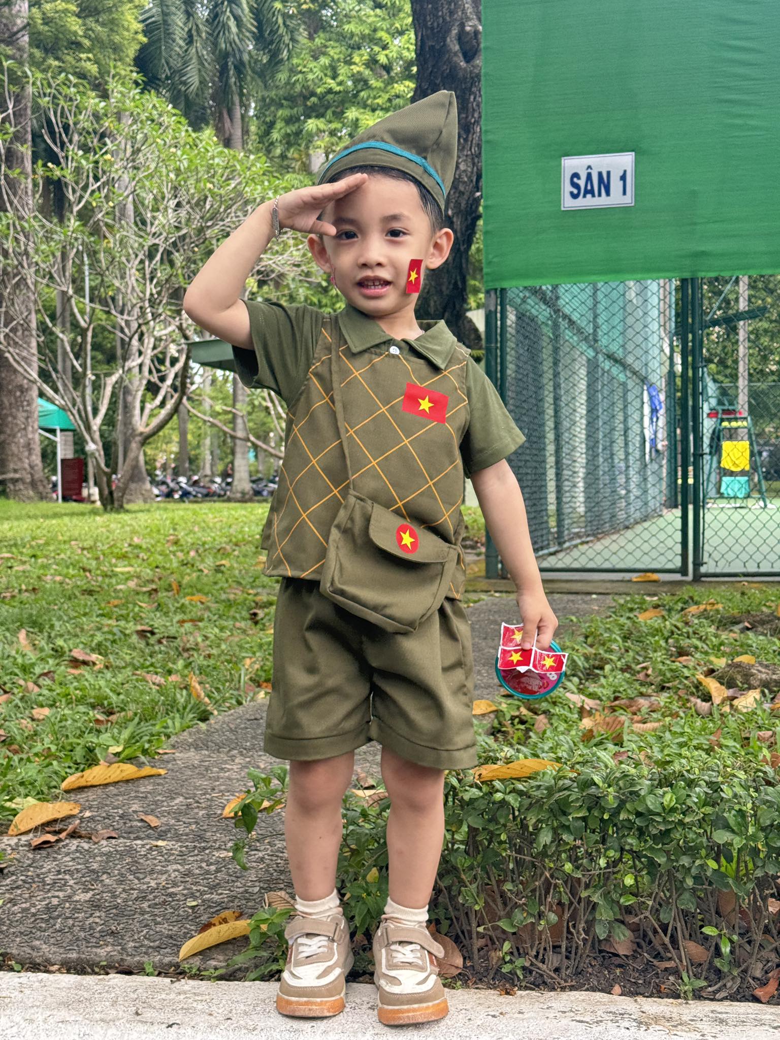 Bố mẹ đưa b&eacute; con 4 tuổi vượt hơn 1.600km từ Nam ra Bắc trước thềm đại lễ: 