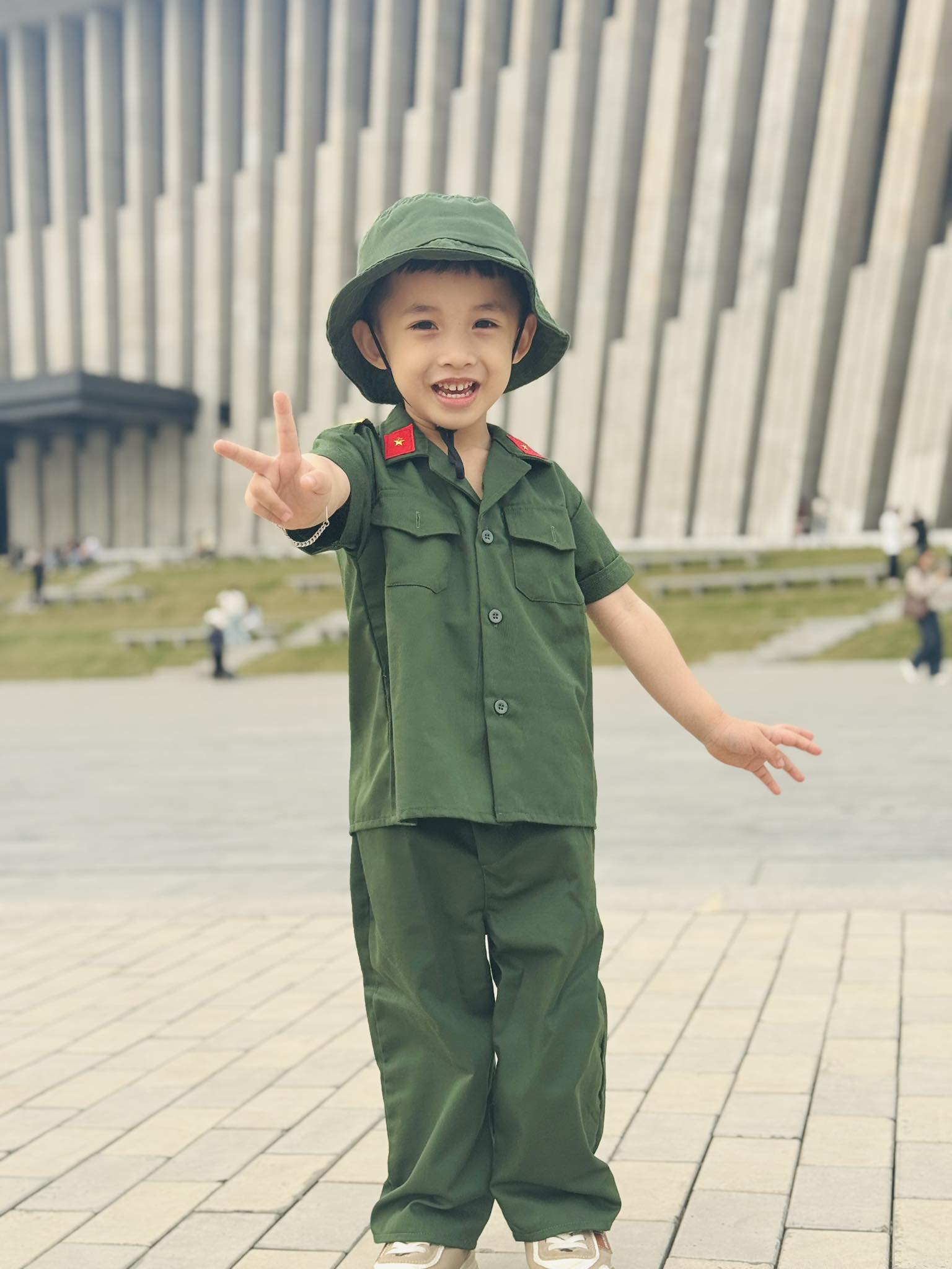 Bố mẹ đưa b&eacute; con 4 tuổi vượt hơn 1.600km từ Nam ra Bắc trước thềm đại lễ: 