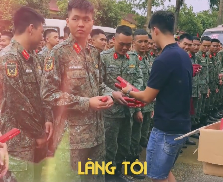 Quỳnh Anh - vợ Duy Mạnh lên đồ tiểu thư chụp ảnh với chiến sĩ A80, thế này làm gì còn bị chê mặc xấu- Ảnh 4. Quỳnh Anh - vợ Duy Mạnh lên đồ tiểu thư chụp ảnh với chiến sĩ A80, thế này làm gì còn bị chê mặc xấu- Ảnh 4.