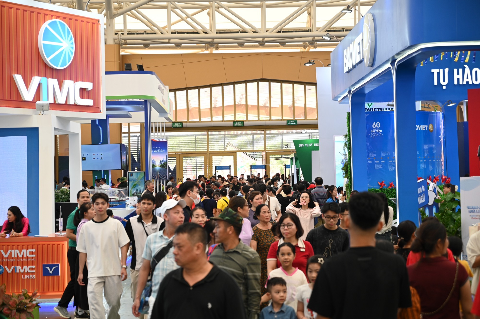 Gia đình 29 người ở Hà Nội đi hơn 9 tiếng để đến triển lãm ở Cổ Loa: "Biết là rất đông nhưng..."- Ảnh 10. Gia đình 29 người ở Hà Nội đi hơn 9 tiếng để đến triển lãm ở Cổ Loa: "Biết là rất đông nhưng..."- Ảnh 10.