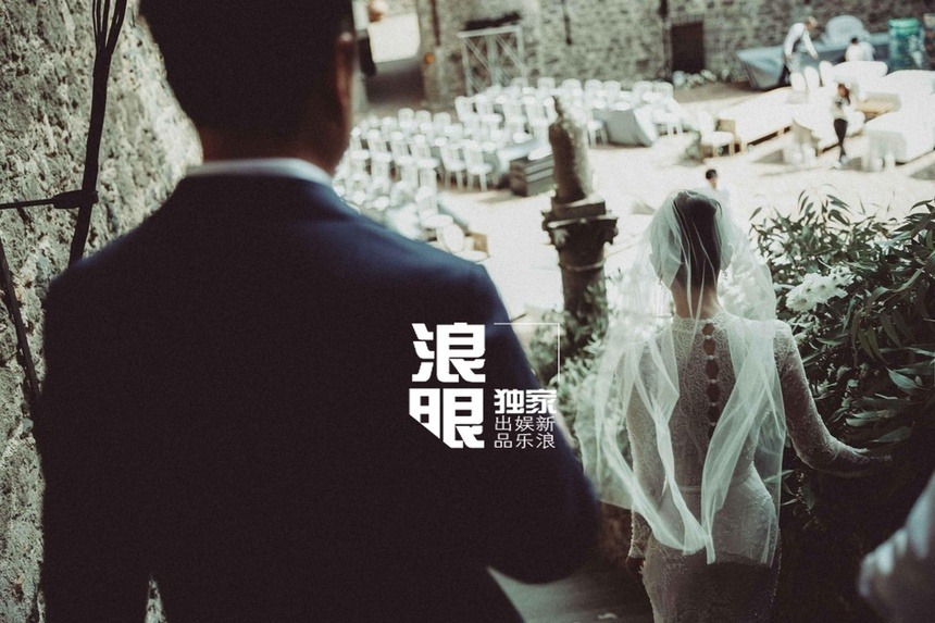 Tóm gọn "ác nữ showbiz" thân mật đi bar với trai lạ, nghi đã bí mật bỏ chồng đại gia hơn 17 tuổi - Ảnh 4. Tóm gọn "ác nữ showbiz" thân mật đi bar với trai lạ, nghi đã bí mật bỏ chồng đại gia hơn 17 tuổi - Ảnh 4.