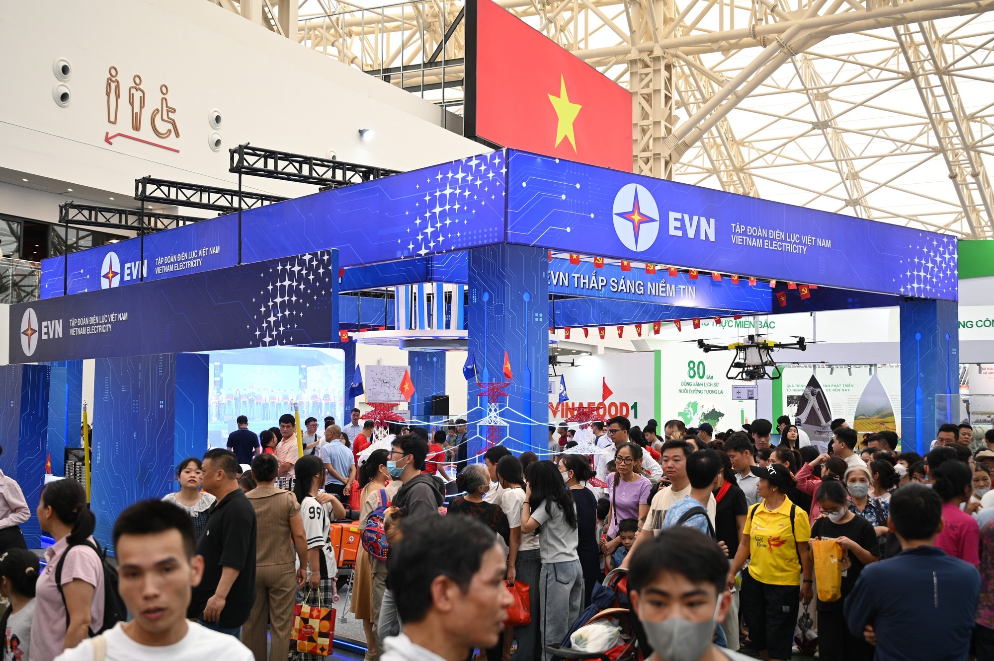 Gia đình 29 người ở Hà Nội đi hơn 9 tiếng để đến triển lãm ở Cổ Loa: "Biết là rất đông nhưng..."- Ảnh 8. Gia đình 29 người ở Hà Nội đi hơn 9 tiếng để đến triển lãm ở Cổ Loa: "Biết là rất đông nhưng..."- Ảnh 8.